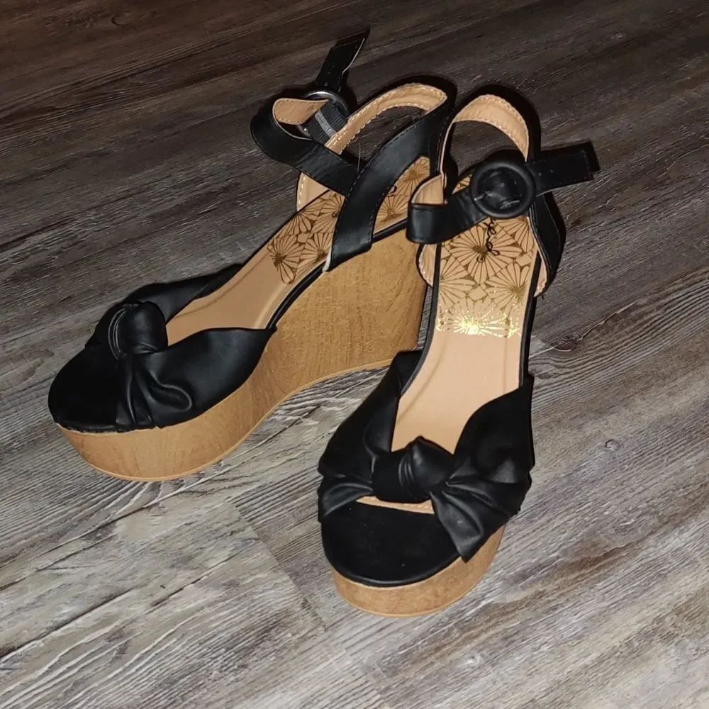 Qupid faux leather knot peep toe wedges Sz 8.5